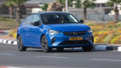 אופל קורסה חשמלית בצבע כחול בכביש בינעירוני בישראל