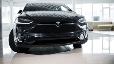 טסלה שחורה באולם תצוגה לבן