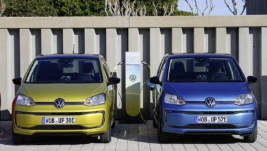 שני רכבי פולקסווגן e-Up חשמליים מחוברים לעמדת טעינה