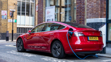 טסלה מודל 3 אדומה בלונדון, בריטניה