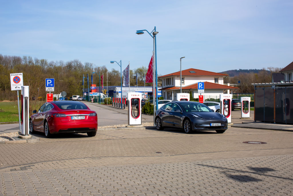 טסלה מודל S וטסלה מודל 3 מחוברות לעמדות טעינה מהירות של טסלה בגרמניה