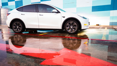 טסלה מודל Y בצבע לבן מעל חץ אדום בטקסס ארצות הברית