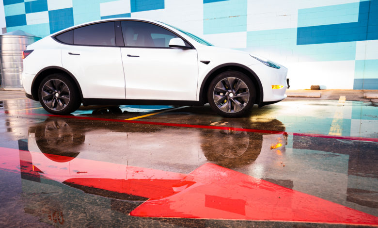 טסלה מודל Y בצבע לבן מעל חץ אדום בטקסס ארצות הברית