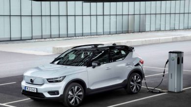 וולוו XC40 Recharge חשמלי בצבע אפור בהיר מחובר לעמדת טעינה