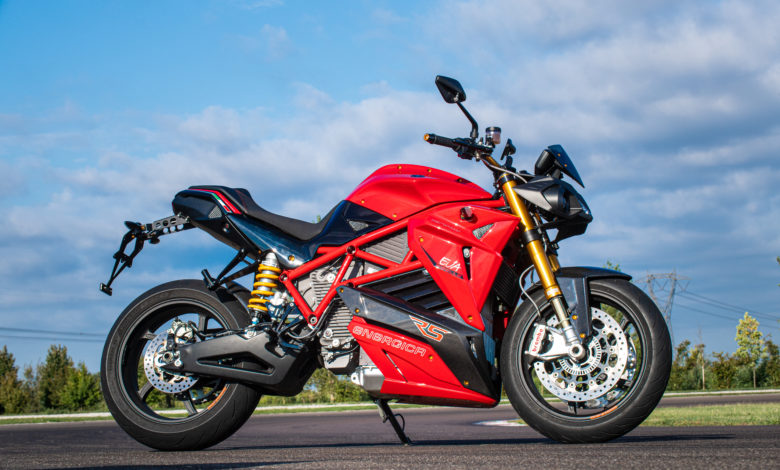 אופנוע חשמלי של אנרג׳יקה EVA Ribelle בצבע אדום עומד על הכביש