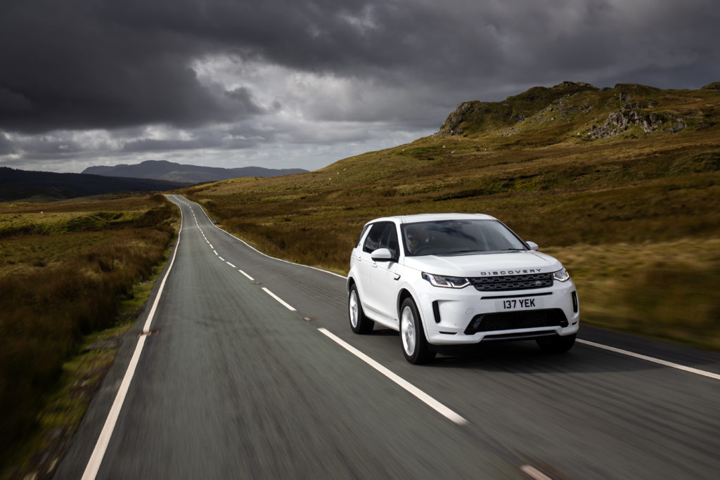 דיסקברי נטענת חשמלית על הכביש