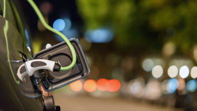 רכב חשמלי מחובר לעמדת טעינה בבריטניה