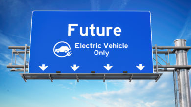 שלט כחול מעל כביש ראשי עם הכיתוב - עתיד: רכבים חשמליים בלבד