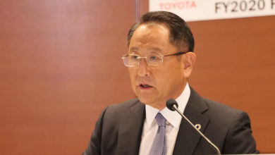 אקיו טויודה נשיא חברת טויוטה נואם בכנס של החברה