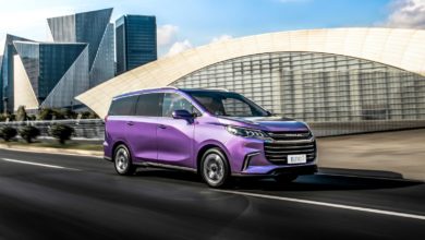 מיניוואן חשמלי לבן מסוג מקסוס EUNIQ 5 בצבע סגול על הכביש