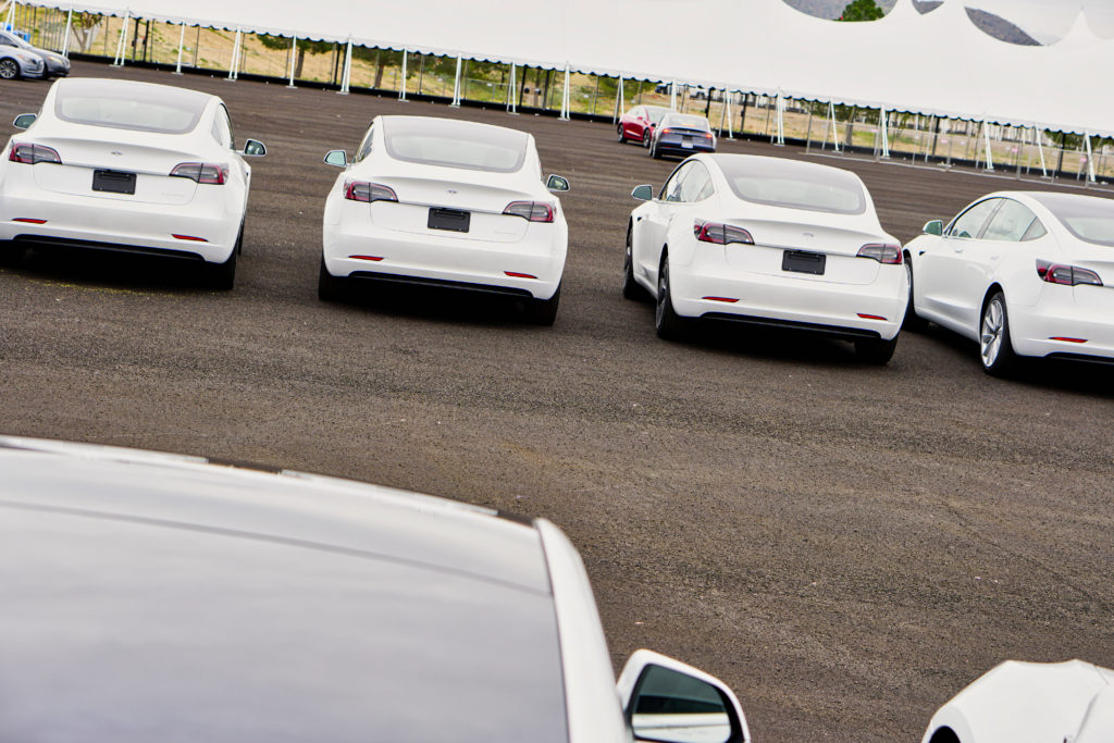 רכבי טסלה מודל 3 בצבע לבן שנת 2020 בחניה מחכים למסירה ללקוחות