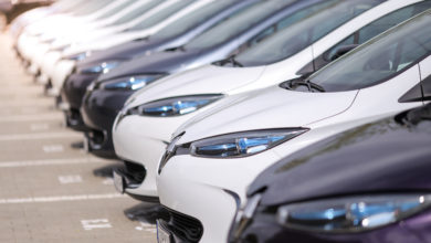 שורה של רכבי רנו זואי במגרש חניה