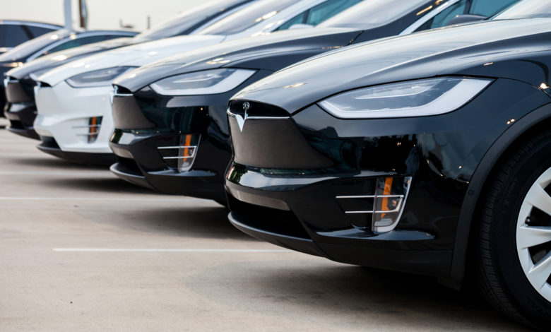 שורה של רכבי טסלה חדשים בסוכנות בארצות הברית