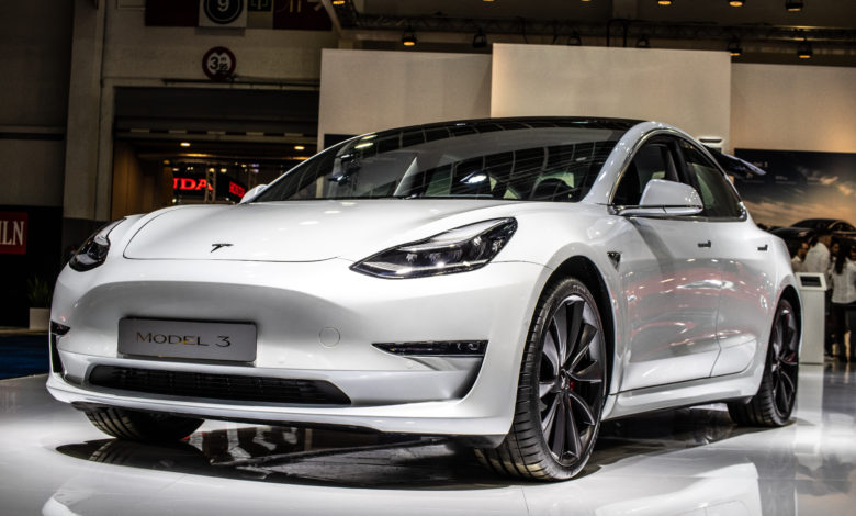 טסלה מודל 3 לבנה בתערוכה בבריסל מבט מקדמת הרכב