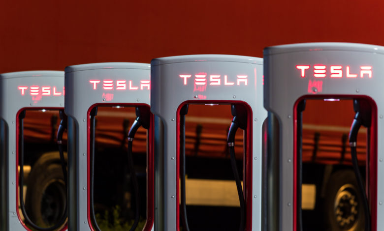 עמדות מהירות Superchargers של חברת טסלה בלילה
