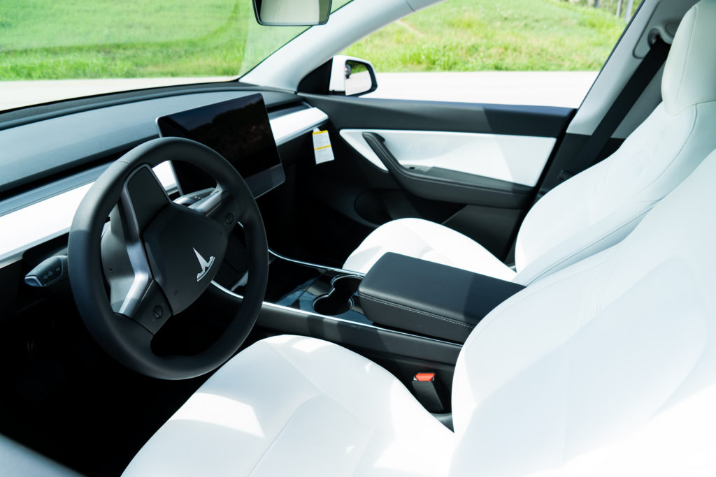 עיצוב הפנים של הטסלה מודל Y בצבע לבן עם נגיעות של שחור, נקי חדשני