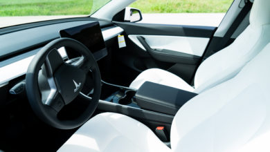 עיצוב הפנים של הטסלה מודל Y בצבע לבן עם נגיעות של שחור, נקי חדשני