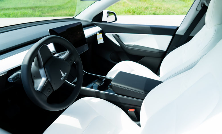 עיצוב הפנים של הטסלה מודל Y בצבע לבן עם נגיעות של שחור, נקי חדשני