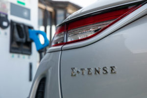 שקע הטעינה של ה-DS3 החשמלית עם עמדת טעינה מהירה מאחור