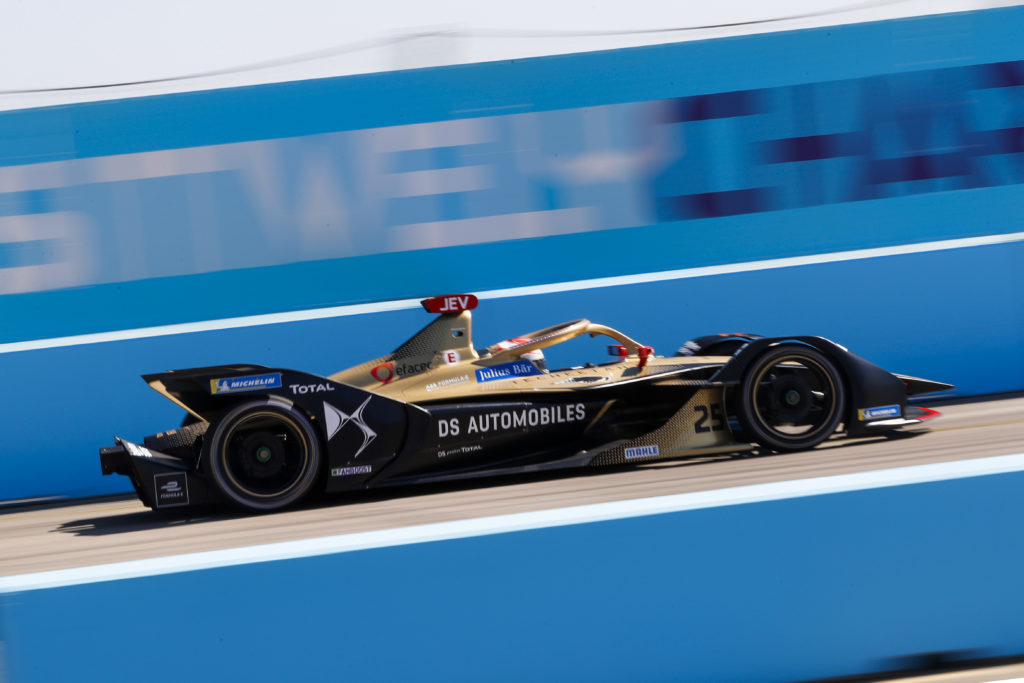רכב המירוצים של DS Techeetah של הפורמולה E בצבע זהוב וסגול