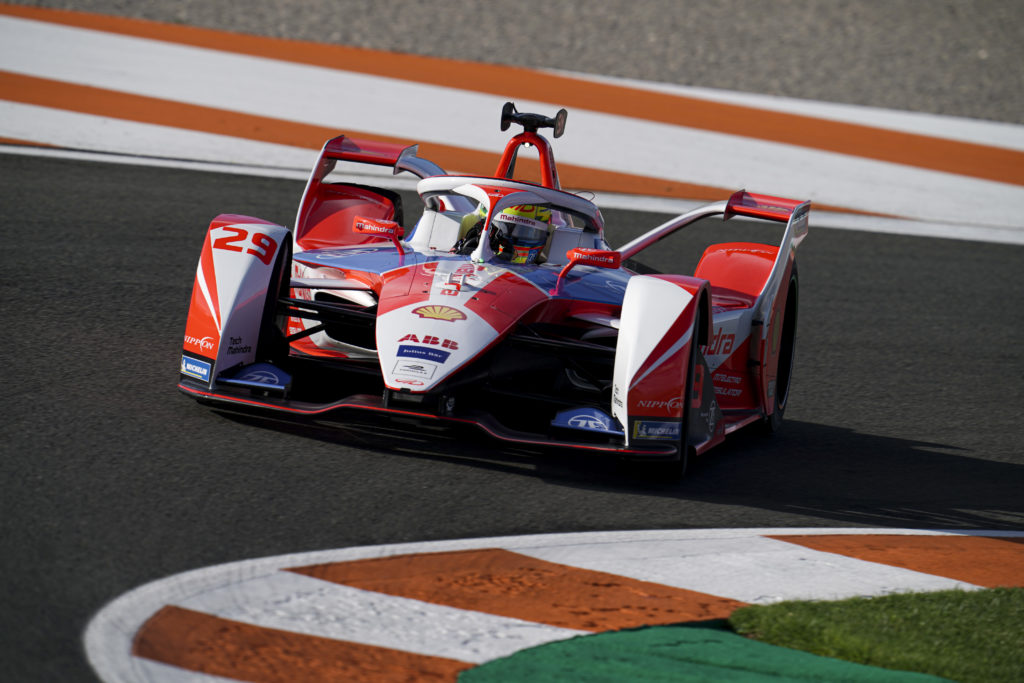 רכב מירוץ חשמלי של Mahindra Rading בפורמולה E על המסלול