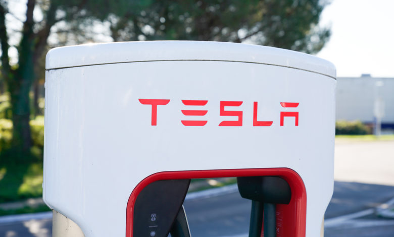 לוגו של טסלה על אחד ממטעני הסופרצ׳רג׳רס בצרפת