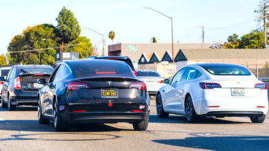 שני רכבי טסלה נוסעים על כביש מהיר באיזור סן פרנסיסקו ארצות הברית