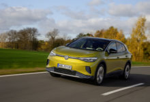 רכב פנאי שטח חשמלי פולקסווגן ID.4 בצבע צהוב על כביש בינעירוני