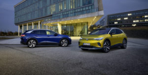 שני רכבי פולקסווגן ID.4 חשמליים אחד ליד השני בצבעים צהוב וכחול