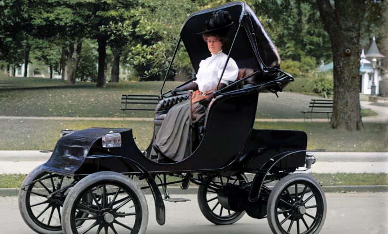 אישה ברכב חשמלי משנת 1910