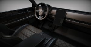 תא הנוסעים וסביבת הנהג של הוולף החשמלי של אלפא מוטור, בצבע שחור עם מסך במרכז הרכב