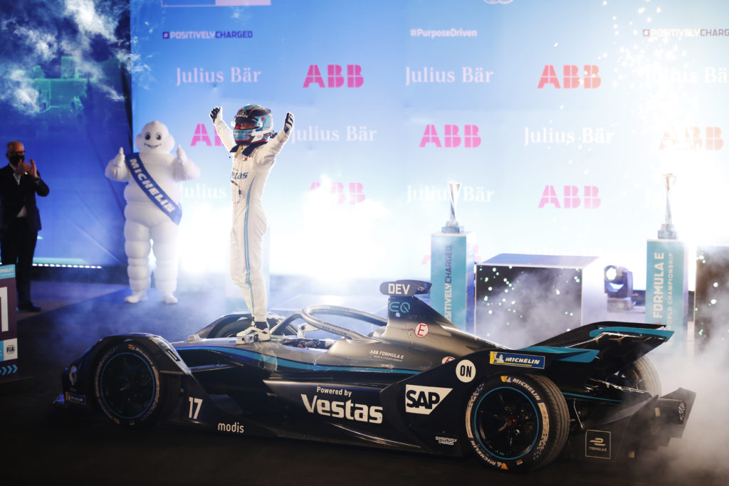 ניק דה-וריאס נהג קבוצת מרצדס EQ חוגג על מכונית הפורמולה E של הקבוצה