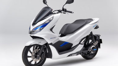 קטנוע חשמלי בצבע לבן פנינה עם נגיעות בכחול מסוג הונדה PCX