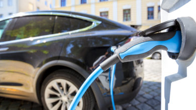 רכב חשמלי מחובר לעמדת טעינה, קירוב על הכבל של הרכב