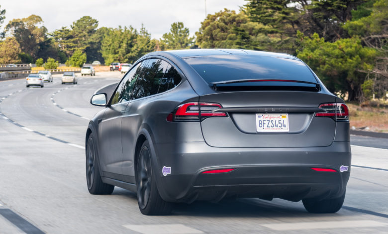 טסלה מודל X בצבע אפור כהה בכביש מהיר בקליפורניה ארצות הברית