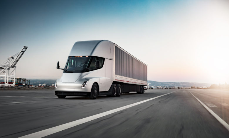 משאית חשמלית טסלה סמי בצבע לבן על הכביש