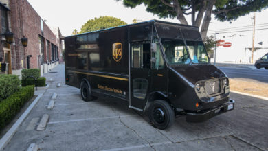 ואן משלוחים חשמלי של Xos Trucks בשירות חברת UPS