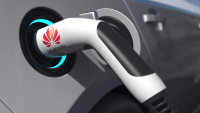 חיבור טעינה של רכב חשמלי עם לוגו של וואווי על המטען