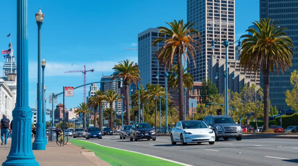 טסלה מודל 3 בצבע לבן על כביש בסן פרנסיסקו ארצות הברית