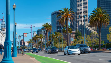 טסלה מודל 3 בצבע לבן על כביש בסן פרנסיסקו ארצות הברית