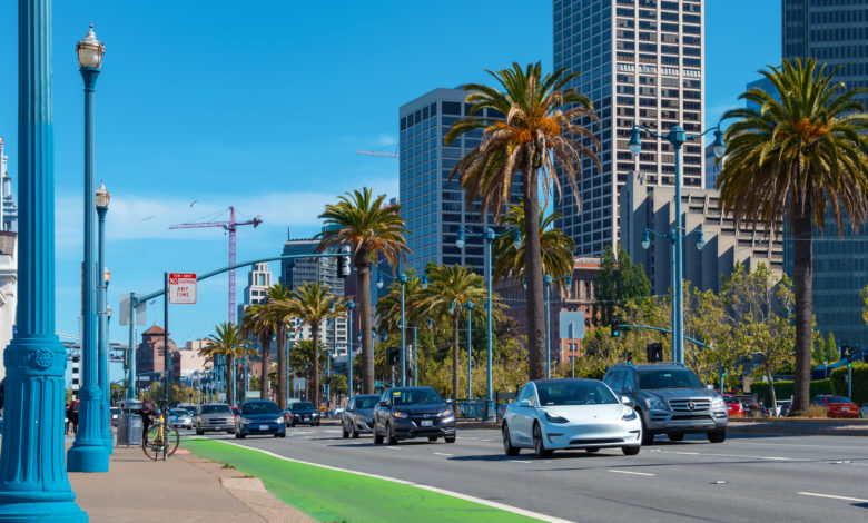 טסלה מודל 3 בצבע לבן על כביש בסן פרנסיסקו ארצות הברית