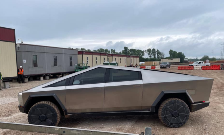 טסלה סייברטראק ליד הג׳יגהפקטורי בטקסס ארצות הברית