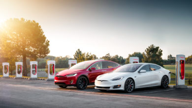 שני רכבי טסלה בעמדת סופרצארגר