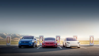 שלושה רכבים של טסלה מחוברים לעמדות סופר מהירות של החברה