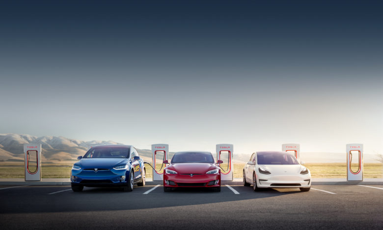 שלושה רכבים של טסלה מחוברים לעמדות סופר מהירות של החברה