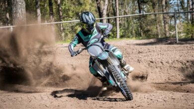 אופנוע חשמלי EMX Pro על מסלול שטח