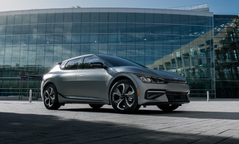 קיה EV6 החשמלית החדשה בצבע אפור כסוף