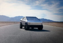 טסלה סייבטראק חשמלי על הכביש