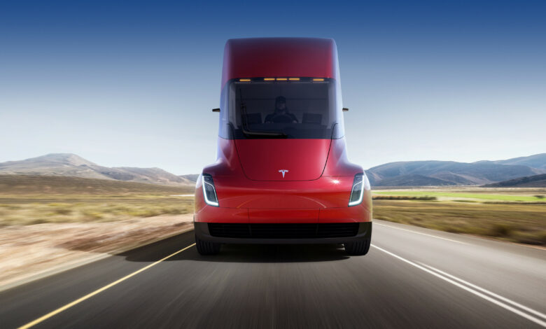 משאית חשמלית טסלה סמי אדומה בנסיעה על כביש, צילום מקדמת המשאית