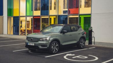 וולוו XC40 Recharge חשמלית מלאה מחוברת לעמדת טעינה ברחוב